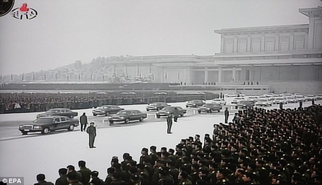 Đoàn xe hộ tống xe chở linh cữu ông Kim Jong Il. Ảnh: EPA