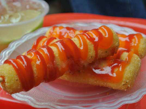 Phô mai que chiên lên hấp dẫn nhưng khó nói về độ an toàn Ảnh: NGỌC MAI