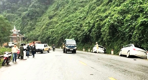 Xe đầu kéo va chạm liên hoàn trên Quốc lộ 9, 4 người bị thương ảnh 1