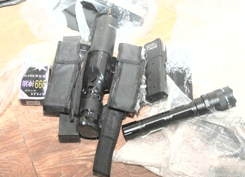 Phát hiện nhiều 'hàng nóng' và thuốc kích dục trong cửa hàng bách hóa ảnh 1