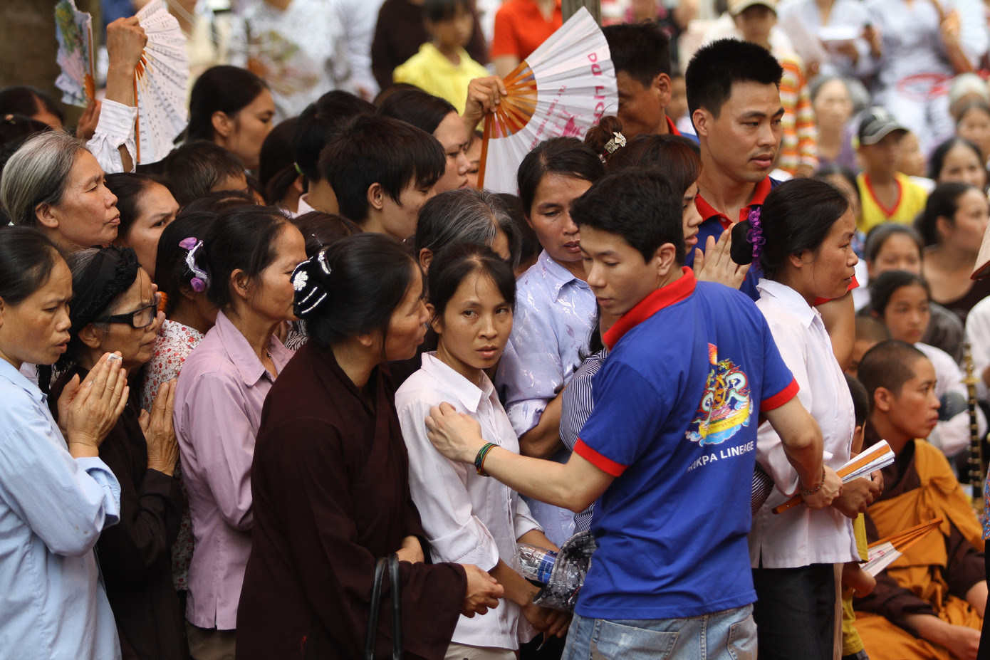 Nhóm thanh niên Phật tử Drukpa Hà Nội tình nguyện làm công tác giữ trật tự cho những người xếp hàng chờ tắm Phật