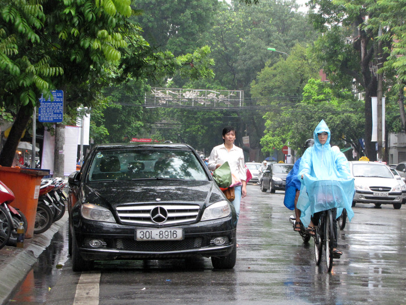 Người tham gia giao thông chưa quen với việc phân làn trên hai tuyến phố này, vì vậy, lực lượng chức năng mới chỉ đứng ra hướng dẫn chứ chưa xử phạt nặng những trường hợp vi phạm 