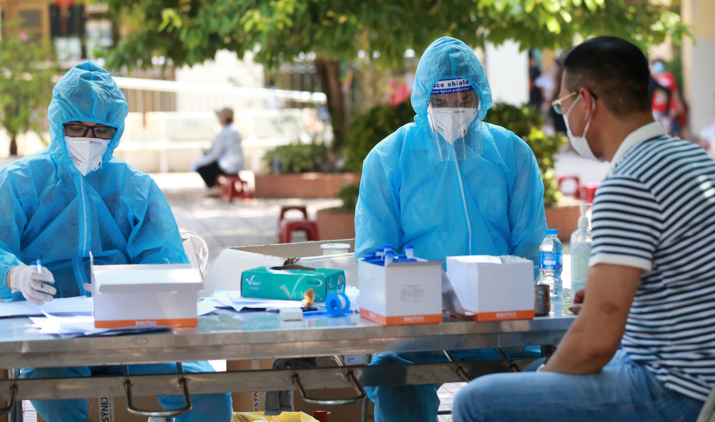 Người dân khai báo y tế, xét nghiệm COVID-19 tại Trường tiểu học Văn Yên. Ảnh: N.L