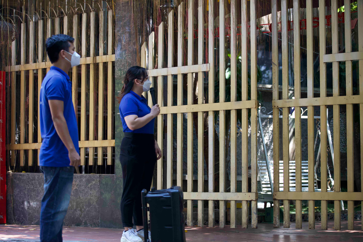 Tất cả người dân đang sinh sống trên địa bàn đều được mời đi xét nghiệm, tiêm vắc xin COVID-19. Ảnh: N.L