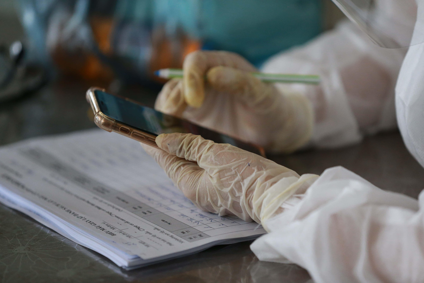 Nhân viên y tế nhập dữ liệu khi xét nghiệm tại 1 điểm trên địa bàn xã Tân Triều. Ảnh: NL