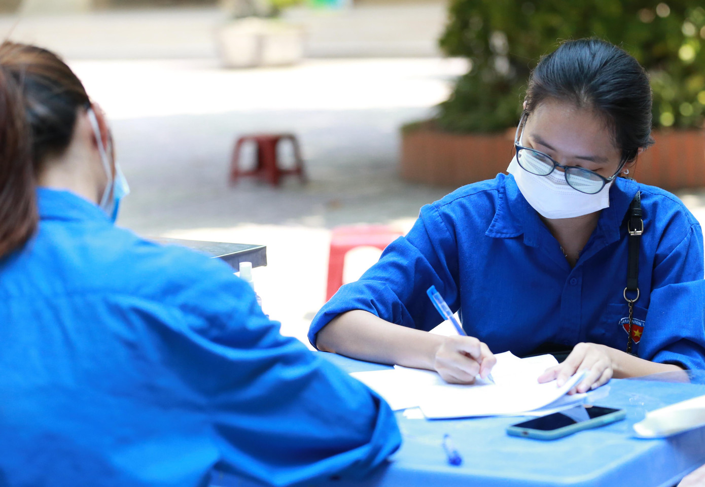 Đoàn viên hỗ trợ người dân khai báo y tế. Ảnh: N.L