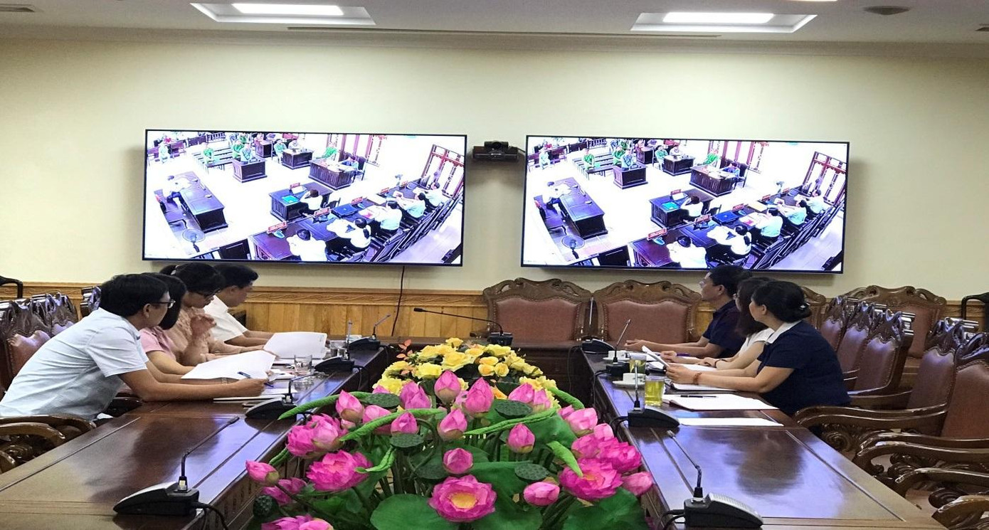 Hình ảnh lãnh đạo, cán bộ Ban Nội chính Tỉnh ủy theo dõi phiên tòa trực tuyến tại điểm cầu Tỉnh ủy trong vụ án Hình sự sơ thẩm đối với bị cáo Tạ Tiến Tùng về tội “Giết người” do Tòa án nhân dân tỉnh Hà Nam xét xử ngày 22/8/2019. Hình ảnh lãnh đạo, cán bộ Ban Nội chính Tỉnh ủy theo dõi phiên tòa trực tuyến tại điểm cầu Tỉnh ủy trong vụ án Hình sự sơ thẩm đối với bị cáo Tạ Tiến Tùng về tội “Giết người” do Tòa án nhân dân tỉnh Hà Nam xét xử ngày 22/8/2019.