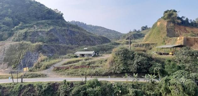 Hiện trạng đất đai đã được Công ty TNHH Xây dựng Thương mại Lilama tận thu quặng apatit trái phép. Ảnh: ND Hiện trạng đất đai đã được Công ty TNHH Xây dựng Thương mại Lilama tận thu quặng apatit trái phép. Ảnh: ND