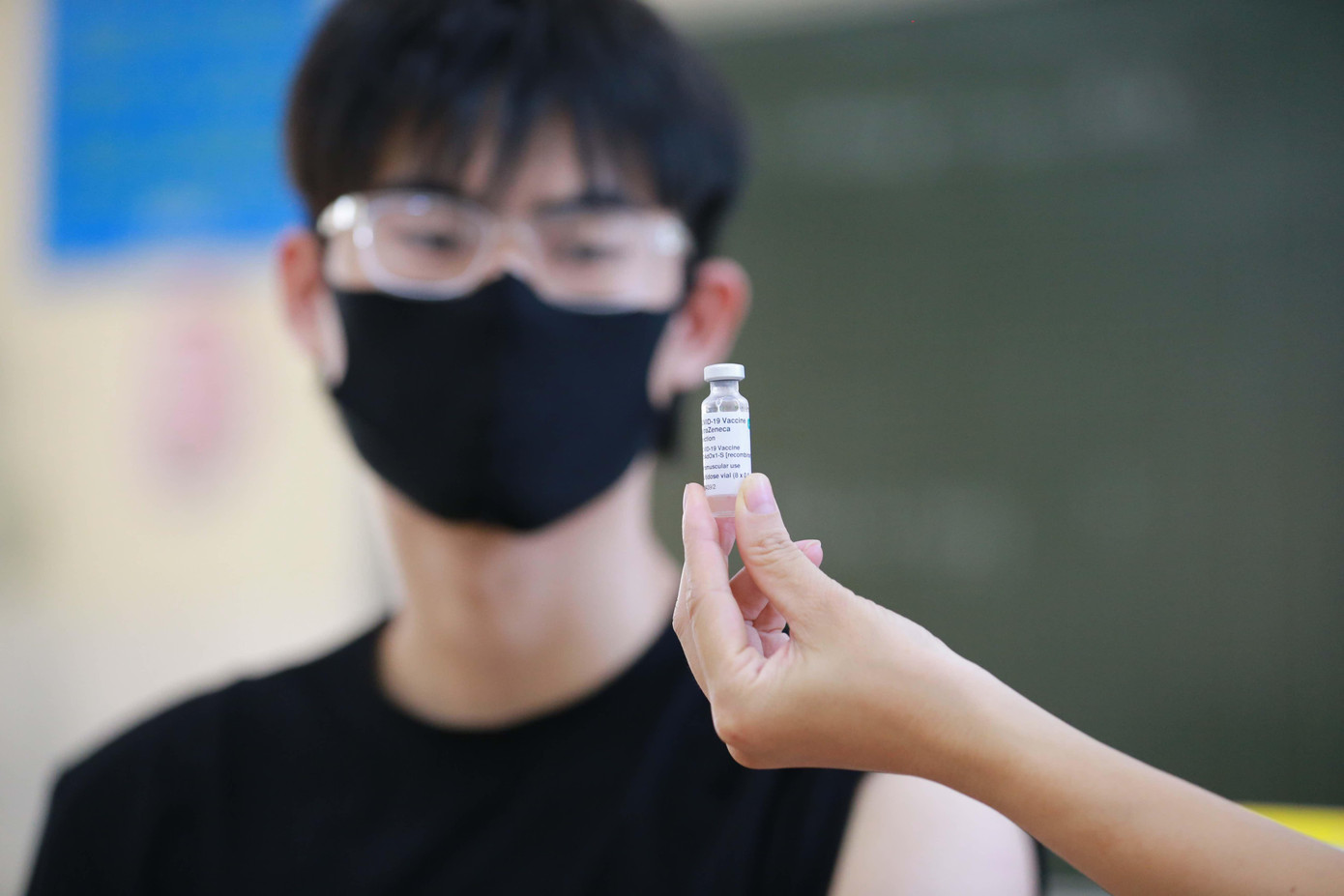 Người dân được giới thiệu về chủng loại vắc xin trước khi tiêm. Ảnh: N.L