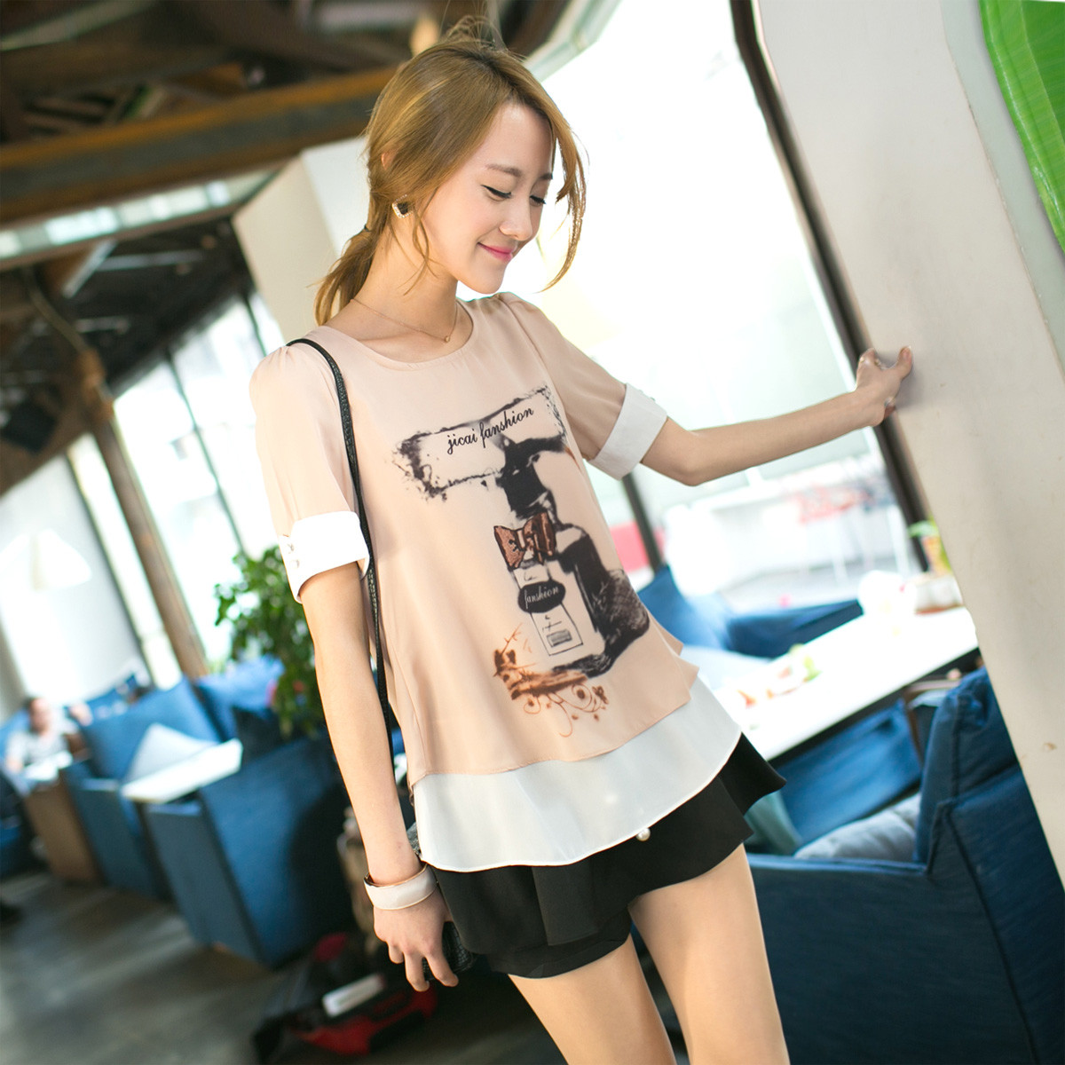 Trong tủ đồ nhà bạn hẳn không thể thiếu quần shorts. Với chức năng mang lại sự thoải mái, năng động cũng như giúp bạn gái “khoe” đôi chân thon cuốn hút, quần shorts lúc nào cũng được xếp vào list những món đồ cô nàng nào cũng phải có mỗi khi hè tới. Bạn sẽ vô cùng nổi bật cùng short hoa mang nhiều màu sắc được cách điệu với các họa tiết hoa nhỏ, to khác nhau. Bạn nên kết hợp short họa tiết hoa với áo có gam màu đơn sắc như màu đen, màu be, màu trắng... Khắc phục nhược điểm của quần short hơi thô cứng và chật chội hay những chiếc váy ngắn khiến chúng mình có thể gặp sự cố “hớ hênh” khi vận động, quần short váy là sự kết hợp hoàn hảo để teen girl khoe vẻ đáng yêu, xinh xắn mà cực kỳ thoải mái. Ngoài ra, các kiểu quần short màu sặc sỡ hay short đều có thể đem đến cho bạn gái nét trẻ trung năng động trong ngày hè.