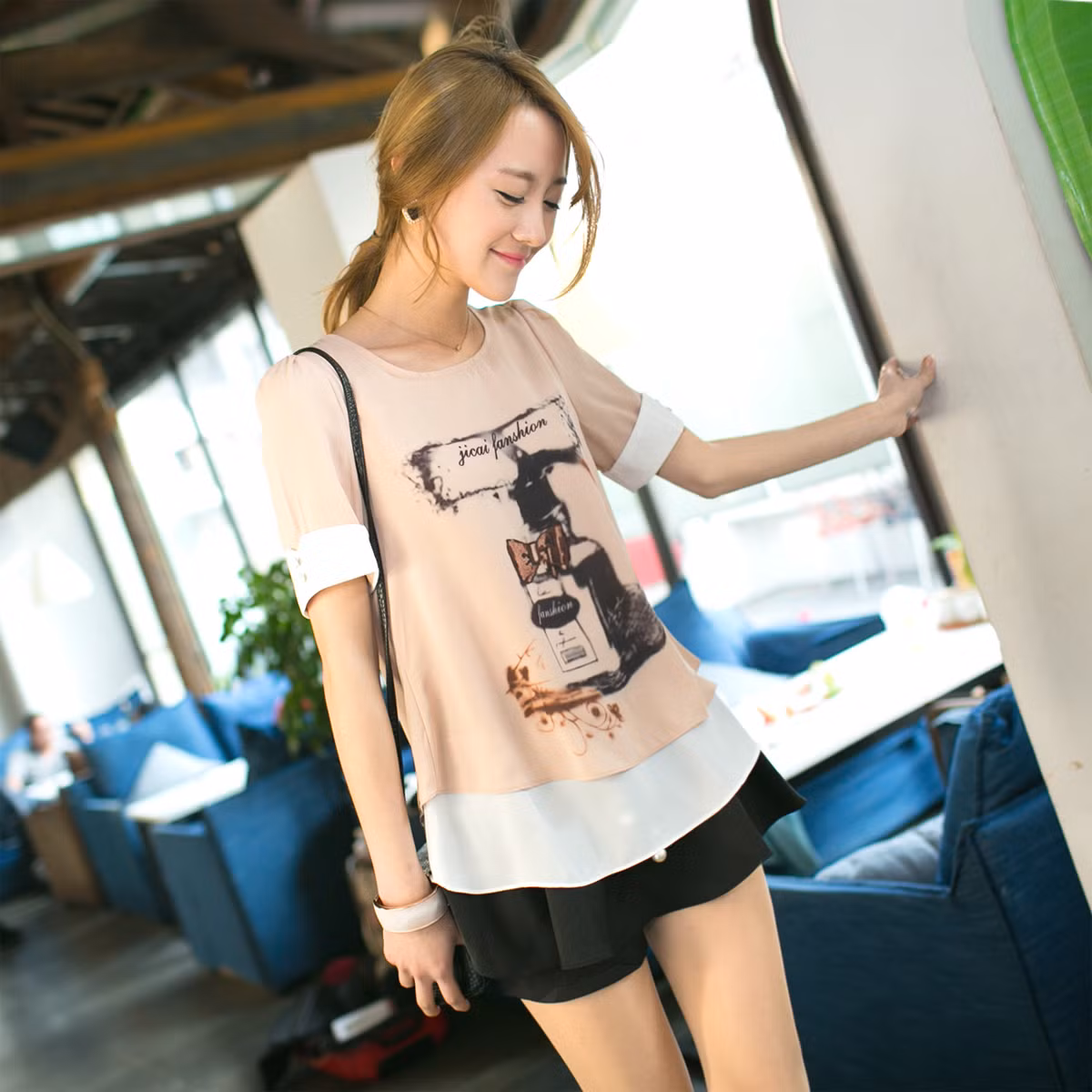Trong tủ đồ nhà bạn hẳn không thể thiếu quần shorts. Với chức năng mang lại sự thoải mái, năng động cũng như giúp bạn gái “khoe” đôi chân thon cuốn hút, quần shorts lúc nào cũng được xếp vào list những món đồ cô nàng nào cũng phải có mỗi khi hè tới. Bạn sẽ vô cùng nổi bật cùng short hoa mang nhiều màu sắc được cách điệu với các họa tiết hoa nhỏ, to khác nhau. Bạn nên kết hợp short họa tiết hoa với áo có gam màu đơn sắc như màu đen, màu be, màu trắng... Khắc phục nhược điểm của quần short hơi thô cứng và chật chội hay những chiếc váy ngắn khiến chúng mình có thể gặp sự cố “hớ hênh” khi vận động, quần short váy là sự kết hợp hoàn hảo để teen girl khoe vẻ đáng yêu, xinh xắn mà cực kỳ thoải mái. Ngoài ra, các kiểu quần short màu sặc sỡ hay short đều có thể đem đến cho bạn gái nét trẻ trung năng động trong ngày hè.