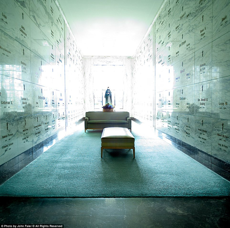 Tất cả những bức tượng đều được đặt theo hướng ánh sáng mặt trời chiếu từ sau lưng . Tất cả những bức tượng đều được đặt theo hướng ánh sáng mặt trời chiếu từ sau lưng