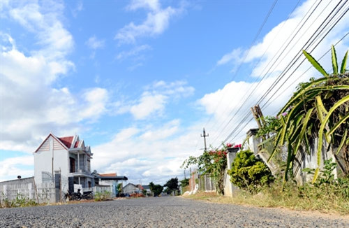 Những bản làng mới với những con đường uốn lượn như dải lụa trên vùng đất đỏ Ba zan phì nhiêu rợp màu xanh tươi tốt của cây cà phê, tiêu… Có ai biết chúng được mọc lên từ những bãi mìn dày đặc trước kia. Sự sống đang được hồi sinh trên “vùng đất chết” là do một phần công sức không nhỏ của những người chiến sĩ công binh