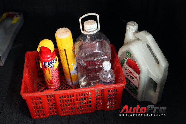 Bình nước và can nước mang theo xe oto 