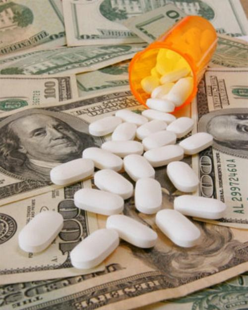 Một tỉ lệ chi phí rất đáng kể đã được các hãng dược hối lộ cho các bác sĩ - Ảnh: Consumer Warning