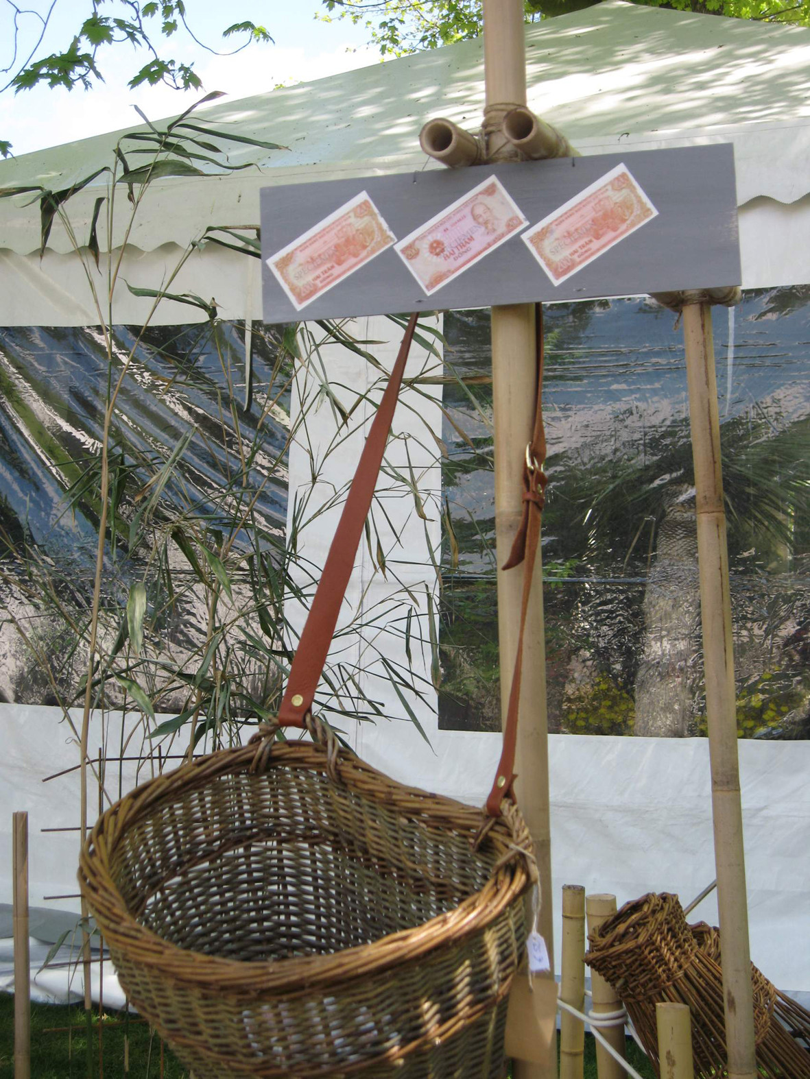 Mô hình tiền Việt được giới thiệu trong gian hàng trưng bày sản phẩm đan lát từ mây tre của Bruno