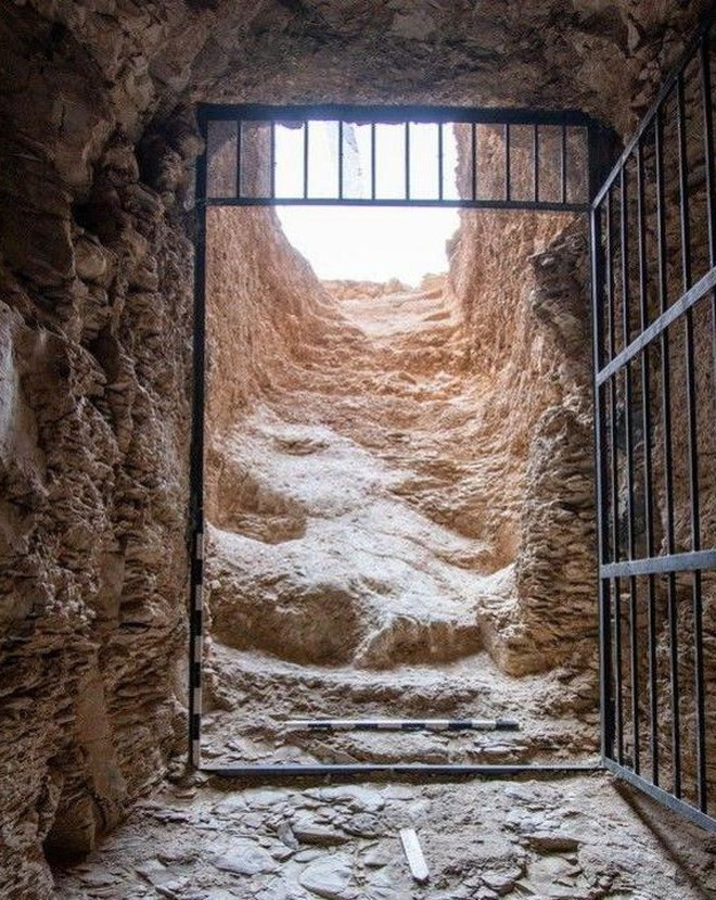 Lối vào lăng mộ Thutmose II được tìm thấy dưới chân một vách đá - Ảnh: BẢO TÀNG AI CẬP Lối vào lăng mộ Thutmose II được tìm thấy dưới chân một vách đá - Ảnh: BẢO TÀNG AI CẬP