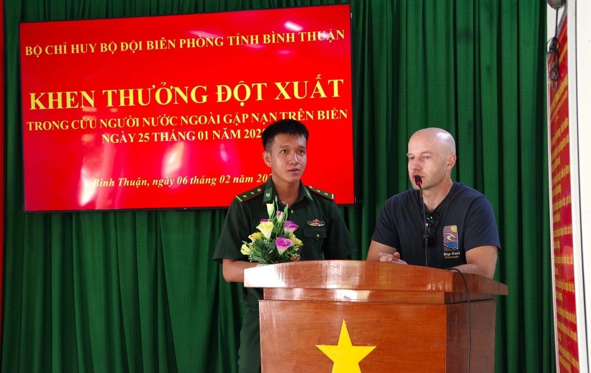 Ông Alaksandra phát biểu cảm ơn sự giúp đỡ của BĐBP và người dân