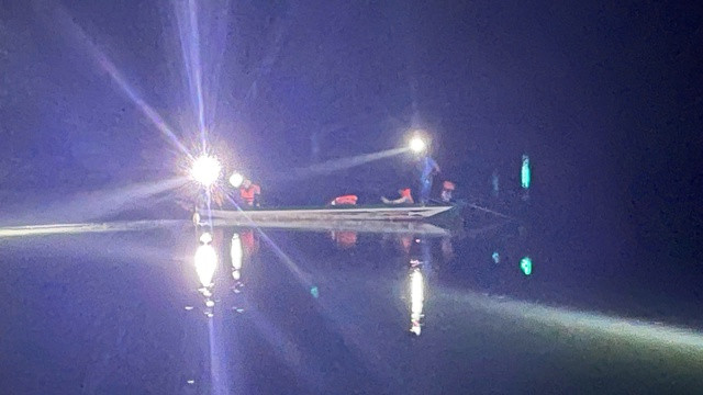 Đến rạng sáng 16-2 thi thể nạn nhân vẫn chưa được tìm thấy