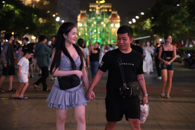 Một cặp đôi trên phố đi bộ Nguyễn Huệ.
