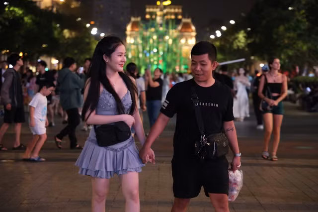 Một cặp đôi trên phố đi bộ Nguyễn Huệ. Một cặp đôi trên phố đi bộ Nguyễn Huệ.