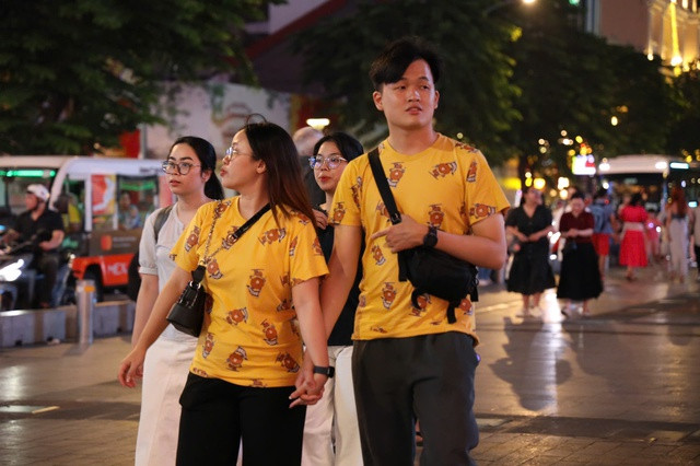 Phố đi bộ Nguyễn Huệ đông đúc ngày lễ tình nhân 14-2.