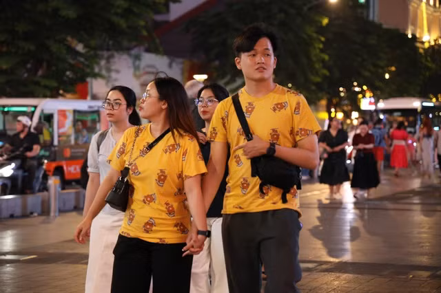 Phố đi bộ Nguyễn Huệ đông đúc ngày lễ tình nhân 14-2. Phố đi bộ Nguyễn Huệ đông đúc ngày lễ tình nhân 14-2.