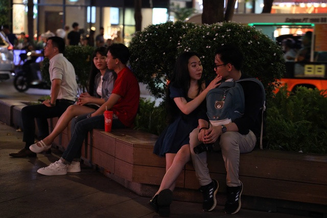 Các cặp đôi thủ thỉ tâm sự.