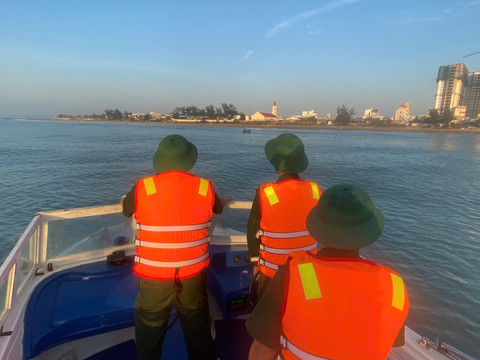 Cán bộ chiến sĩ Biên phòng tuần tra trên mặt nước Cán bộ chiến sĩ Biên phòng tuần tra trên mặt nước