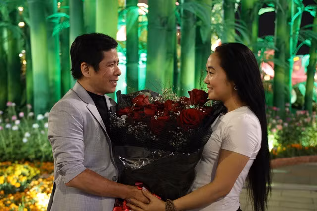Một chàng trai trao bó hoa hồng cho người yêu. Một chàng trai trao bó hoa hồng cho người yêu.