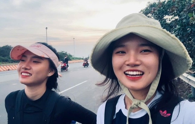 Hoàng Nhi (bên phải) cùng chị gái Ý Nguyện trên hành trình đi bộ từ Sài Gòn về nhà ở TP. Long Khánh. Ảnh: NVCC
