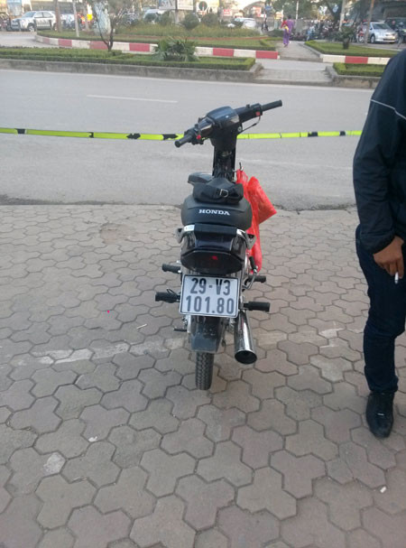 Chiếc xe máy không yếm của hai nam thanh niên. Chiếc xe máy không có yếm của hai nam thanh niên