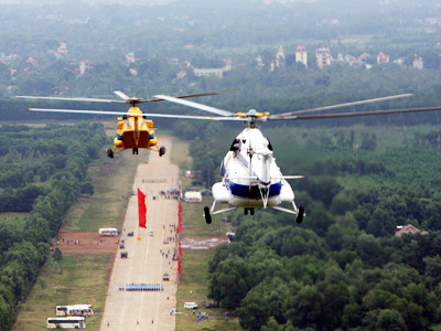 Hai chiếc MI-171 (bay đầu tiên) và MI-17 đang luyện tập. (Ảnh chụp từ trên máy bay trong đội hình ba biên đội trực thăng)