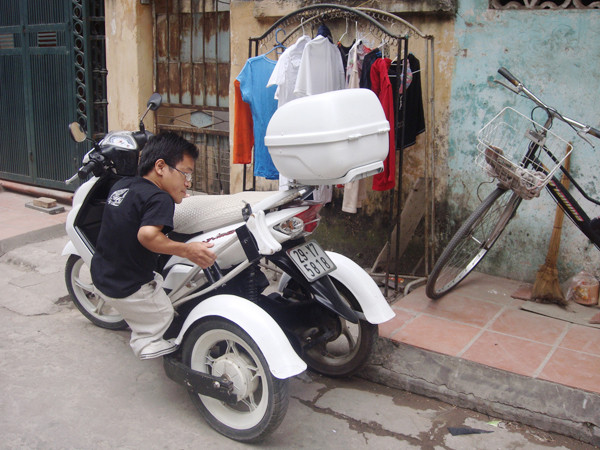 Sơn Lâm tự đi lại bằng xe máy