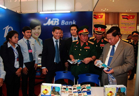 Đại biểu Bộ Quốc phòng Việt Nam và các Bộ, ngành Campuchia tham quan các gian triển lãm tại Hội chợ 