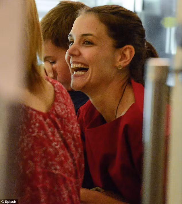 Katie rạng rỡ sau khi đệ đơn ly hôn