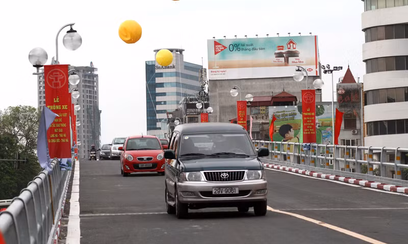 Những vòng xe vượt ngã tư dễ dàng hơn trên cầu vượt thép đầu tiên ở Hà Nội