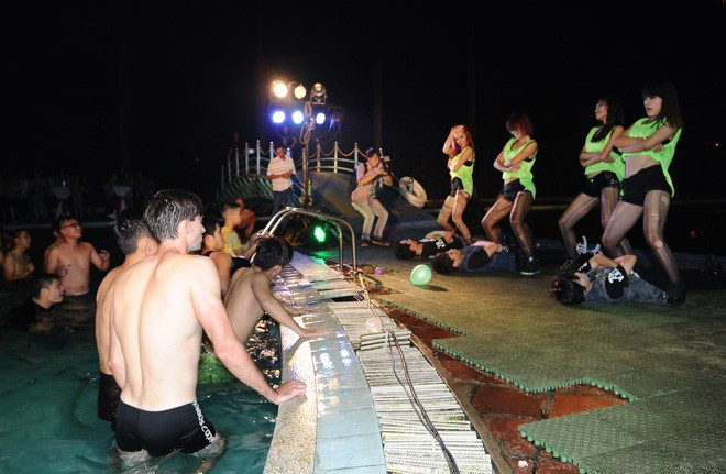 Một trò chơi khiến các nam giới phải dừng quậy phá tiền gần bờ đón xem 