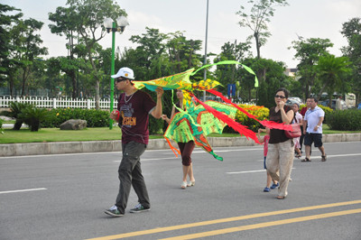 Nhiều người cũng góp vui thêm với những chiếc diều đầy màu sắc. Nhiều người cũng góp vui thêm với những chiếc diều đầy màu sắc