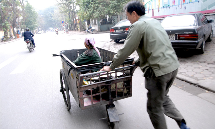 Xe chở than thành xe đẩy người trên phố Trần Bình Trọng (Hai Bà Trưng)
