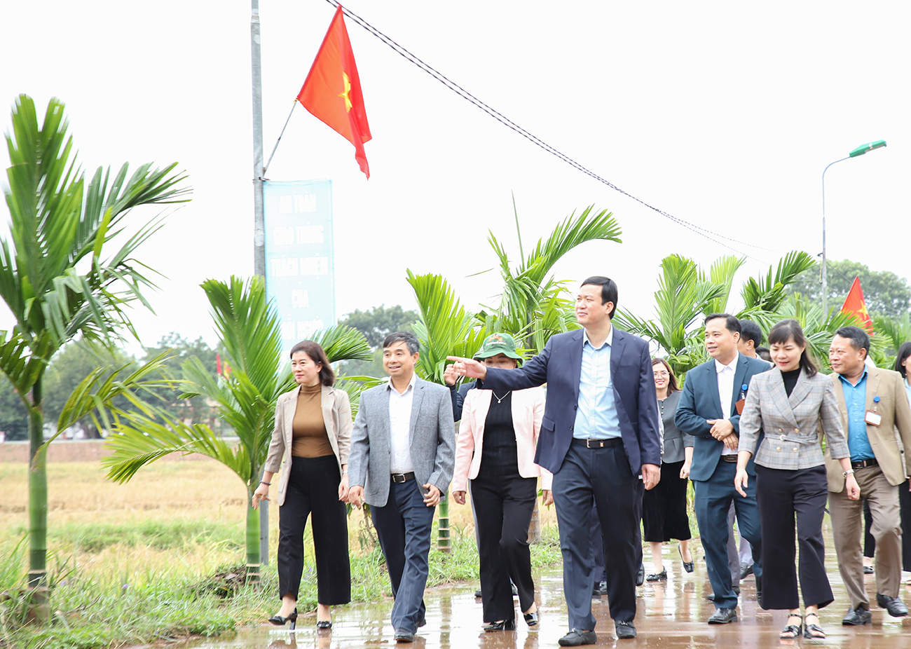 Phó Chủ tịch UBND tỉnh Bắc Giang Lê Ô Pích và đại biểu thăm mô hình thu góm rác thải sinh hoạt ở huyện Lạng Giang Phó Chủ tịch UBND tỉnh Bắc Giang Lê Ô Pích và đại biểu thăm mô hình thu góm rác thải sinh hoạt ở huyện Lạng Giang