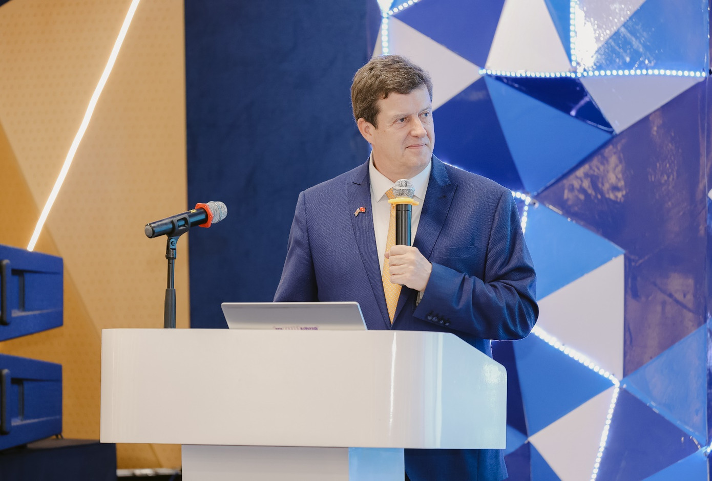 Giáo sư, Tiến sĩ Rick Bennett – Phó hiệu trưởng trường BUV phát biểu tại sự kiện công bố chương trình đào tạo mới và quỹ học bổng 2024 (Ảnh: BUV).