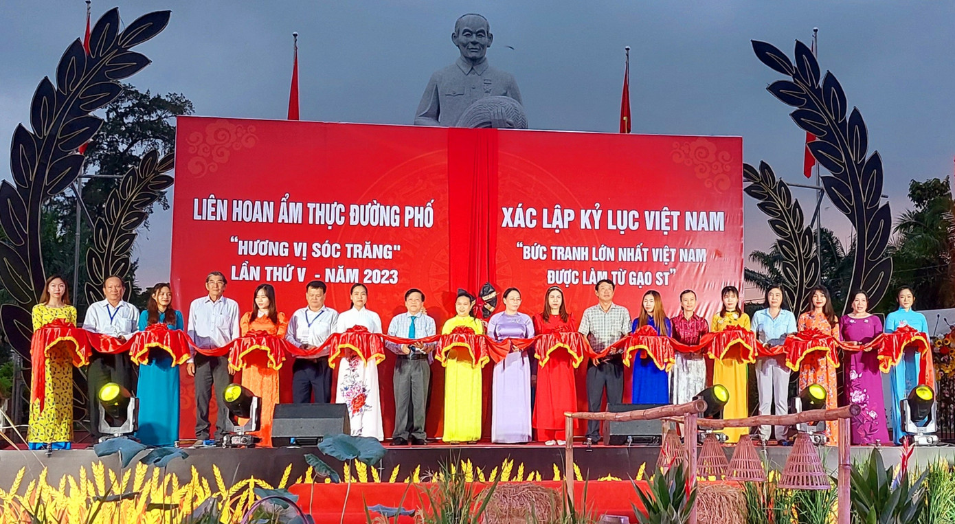 Cắt băng ra mắt tranh gạo ST25 được Tổ chức VietKings xác nhận Kỷ lục Việt Nam