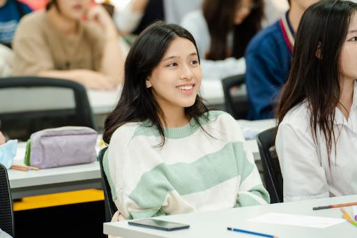 Khoảnh khắc vui tươi của học sinh tham dự lớp học thử tại VinUni, đây là lần đầu tiên các em có mặt tại trường, được trải nghiệm tiện ích đẳng cấp cũng như không khí học tập, chương trình giảng dạy đạt chuẩn quốc tế tại đây.