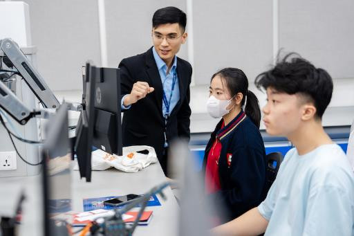 Học sinh được trải nghiệm lập trình Robot, sáng tạo mã code trong lớp học về sáng tạo Robot (Viện Kỹ thuật và Khoa học Máy tính) tại Super Lab.