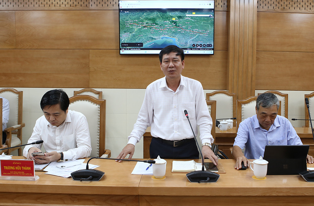 Giám đốc Ban QLDA các công trình điện miền Bắc – Hoàng Văn Tuyên báo cáo tại buổi làm việc