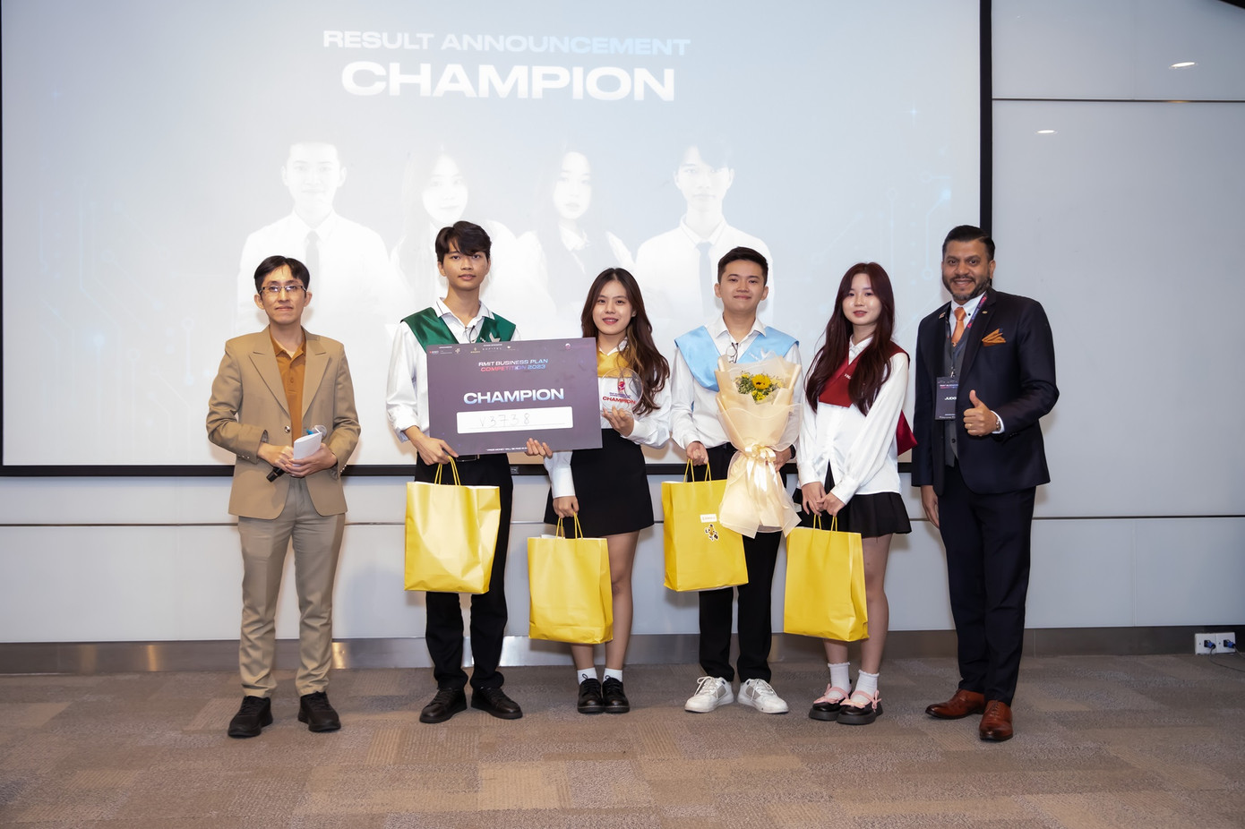 Đội Quán quân V3738 đến từ Đại học VinUni gồm sinh viên Quản trị kinh doanh Nguyễn Thị Quỳnh Trang, Bùi Thị Diễm Hồng, Nguyễn Trí Đức và sinh viên Khoa học máy tính Thái Hữu Trí.