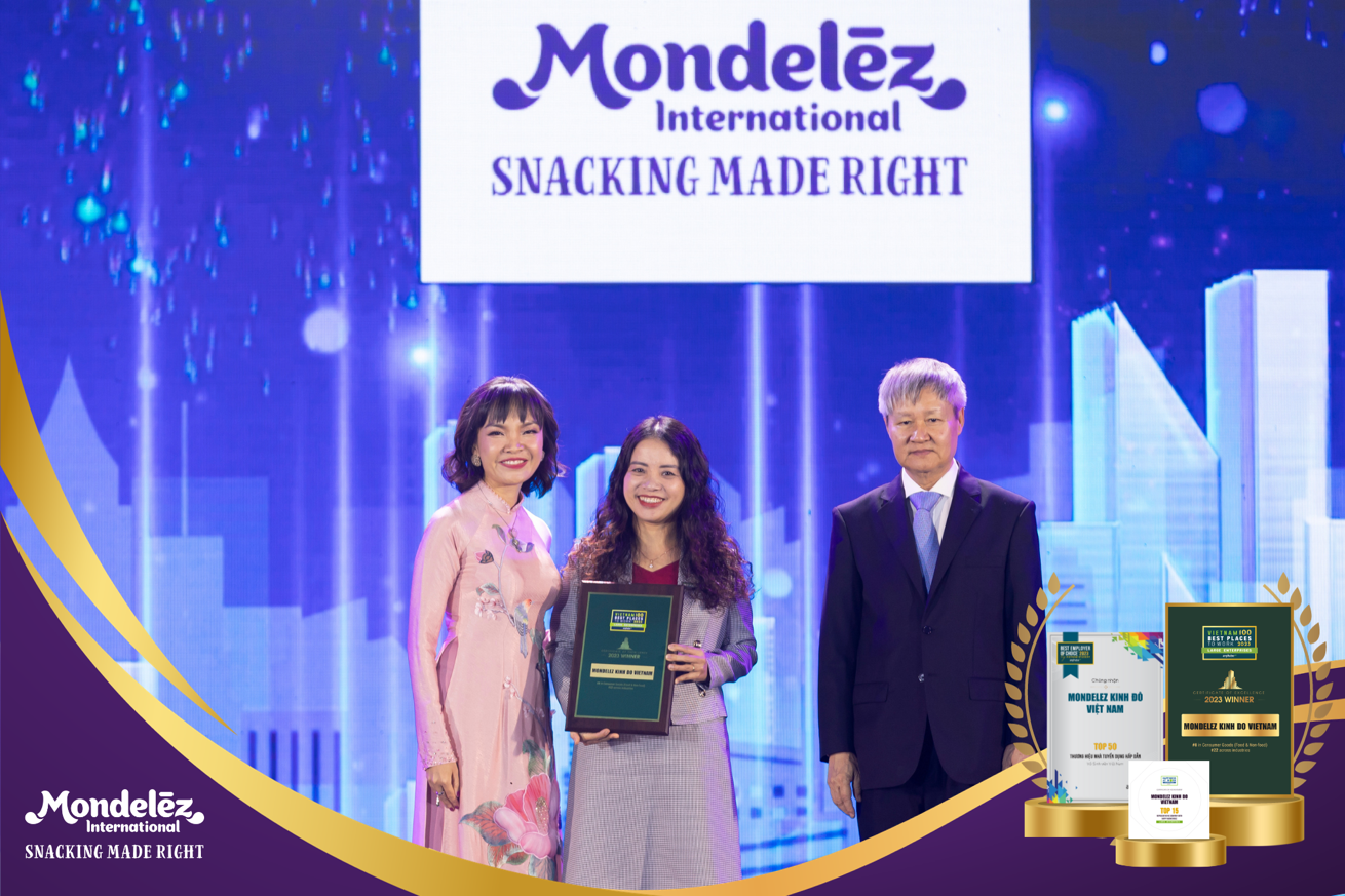 Bà Trần Ngọc Liên, Giám Đốc Nhân Sự công ty Mondelez Kinh Đô (ở giữa), nhận chứng nhận Top 100 Nơi Làm Việc Tốt Nhất Việt Nam năm 2023(khối Doanh nghiệp lớn)