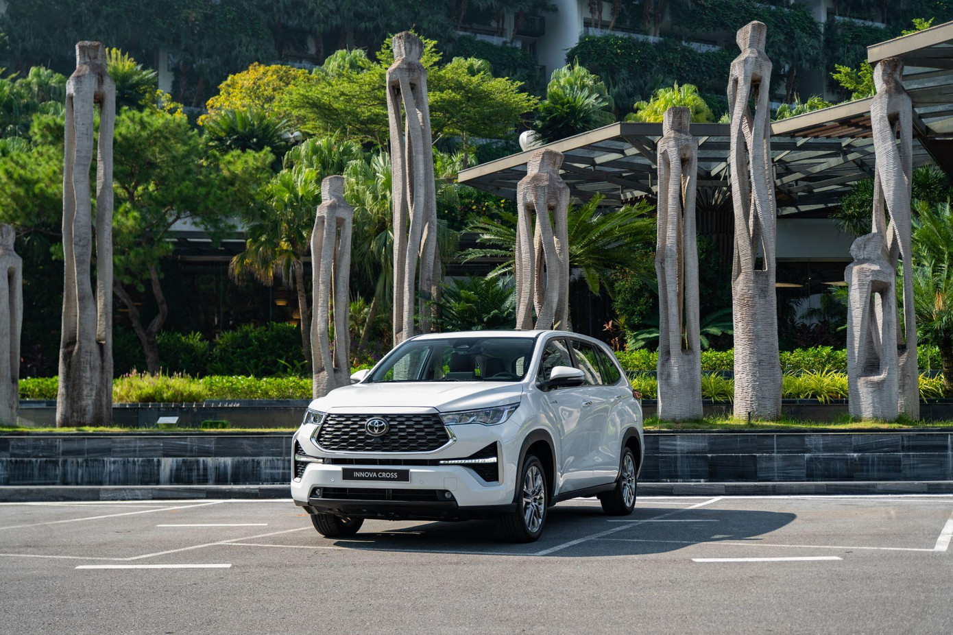 Innova Cross hybrid mới ra mắt tại thị trường Việt Nam Innova Cross hybrid mới ra mắt tại thị trường Việt Nam