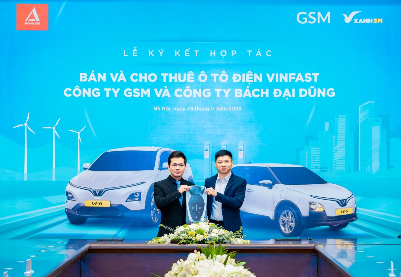 Ông Nguyễn Văn Thanh - Tổng Giám đốc Công ty GSM toàn cầu (trái) và ông Nguyễn Quốc Bách - Giám đốc Điều hành Công ty Bách Đại Dũng tại lễ ký kết